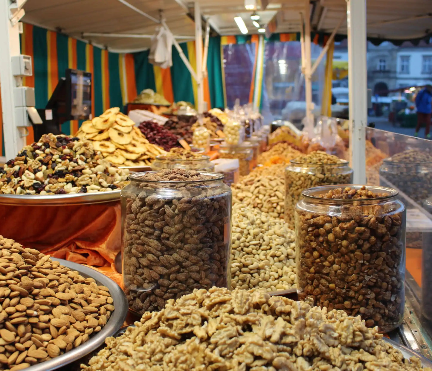 Eine lebendige Anzeige verschiedener Nüsse, getrockneter Früchte und Snacks an einem Marktstand.